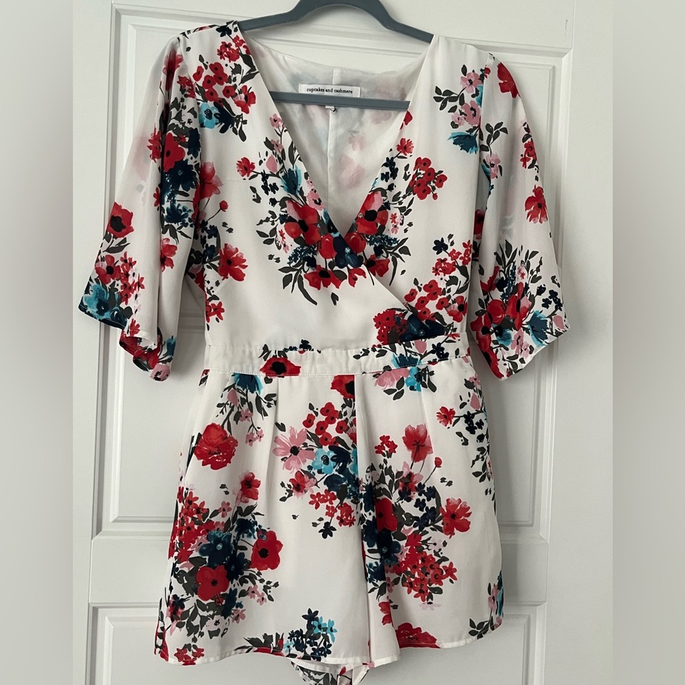 White floral romper size 2 with pockets
